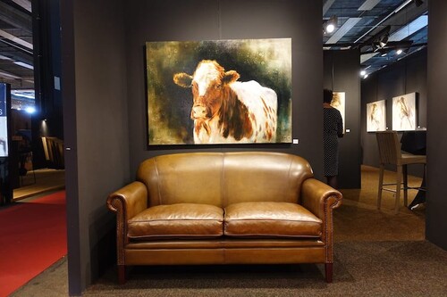 Dit model  is mooi compact , dat zich uitstekend schikt tussen de klassieke Engelse modellen.De ronde vormen van de armleuningen, die ook in de Chesterfield en Wing modellen  voorkomen passen hier uitstekend bij.

De lagere rug zorgt ervoor dat dit model ruimtelijk oogt, zonder dat het in comfort inboet.